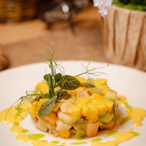 Салат креветки с сочным персиком