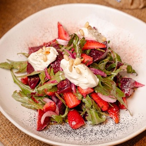 Яркий салат свекла, руккола, клубника