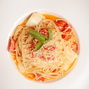 Томатная паста с ароматным соусом 