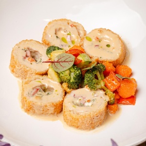 Нежный куриный рулет с говяжьим беконом