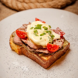 Теплая Бриош с сочным ростбифом