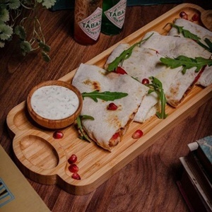 Pita whith chocken, vegetables and mozzarella cheese