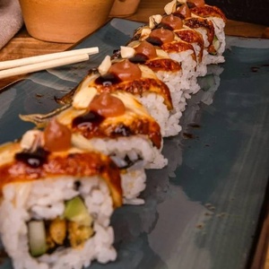 Ролл с угрем и пюре из груши