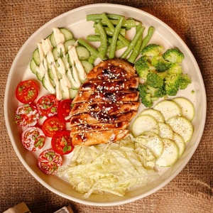 Сочный поке с курицей, киноа и свежими овощами