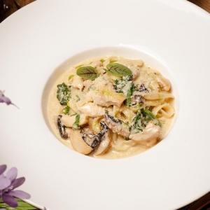 Tagliatelle with chicken and mushrooms
